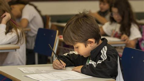 Mais de cinco mil alunos receberam o Bolsa .